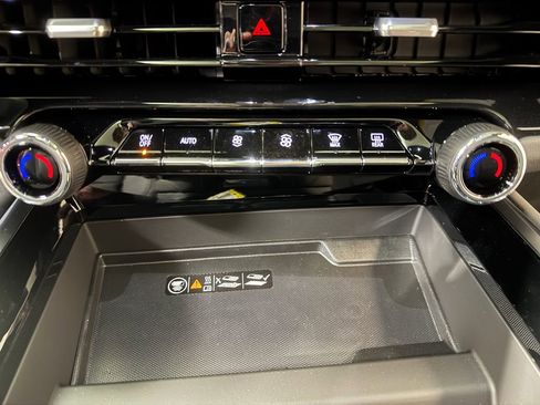 New 2025 Chevrolet Suburban Premier w/ Sun And Tow Package image 17