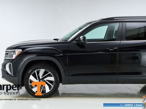 Used 2024 Volkswagen Atlas SE w/ Panoramic Sunroof Package image 3