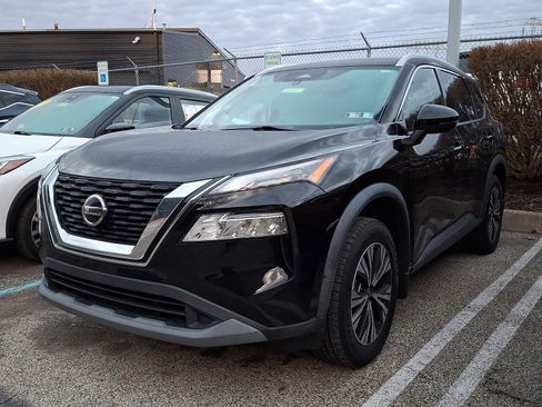 Used 2021 Nissan Rogue SV w/ Premium Package image 3