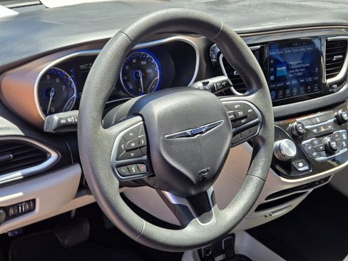 Used 2017 Chrysler Pacifica Touring FWD image 16