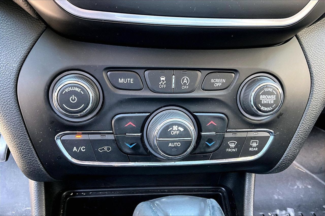 Used 2019 Jeep Cherokee Latitude Plus w/ Comfort/Convenience Group FWD image 25