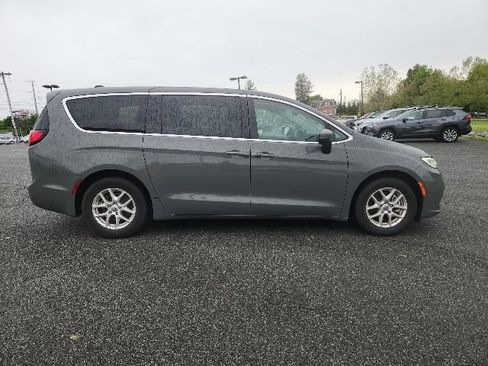 Used 2023 Chrysler Pacifica Touring-L FWD image 8