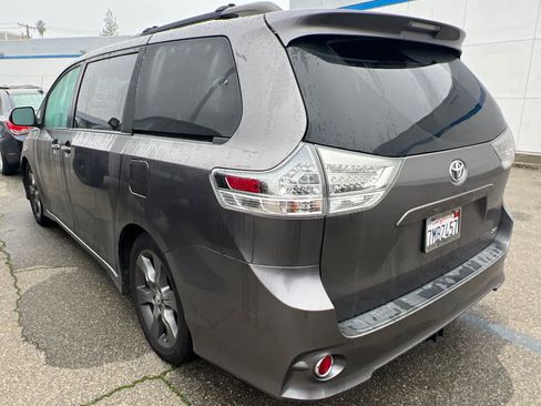 Used 2015 Toyota Sienna SE image 4