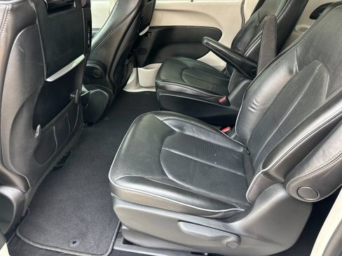 Used 2020 Chrysler Pacifica Limited w/ Advanced Safetytec Group FWD image 11
