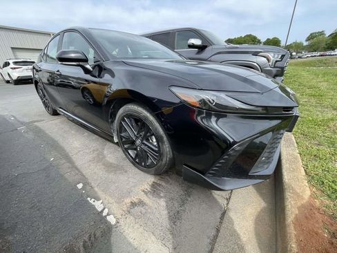 Used 2025 Toyota Camry SE image 1