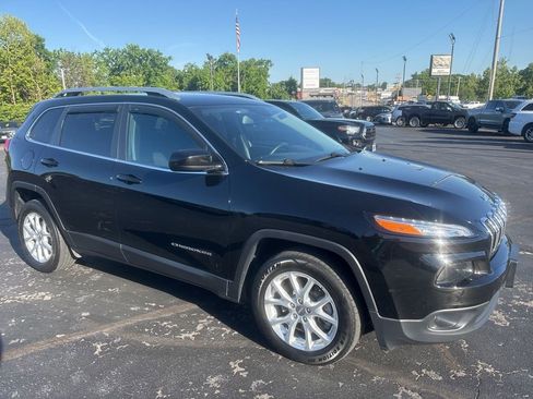 Used 2017 Jeep Cherokee Latitude w/ Cold Weather Group FWD image 6