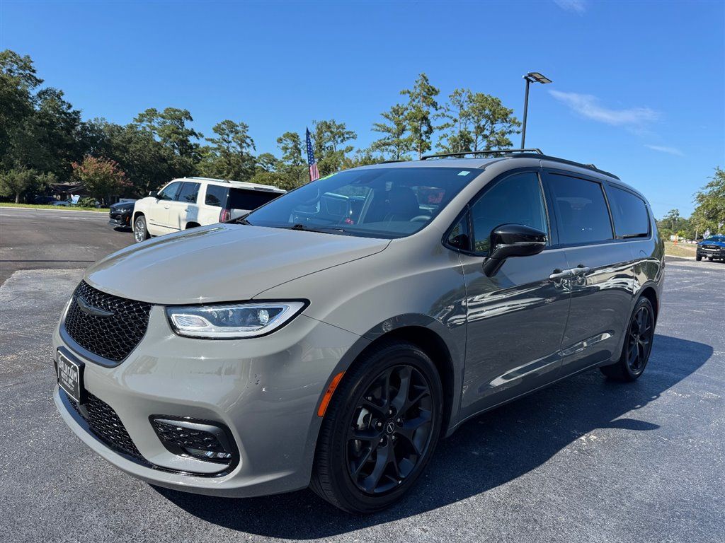 Used 2025 Chrysler Pacifica Limited FWD image 4