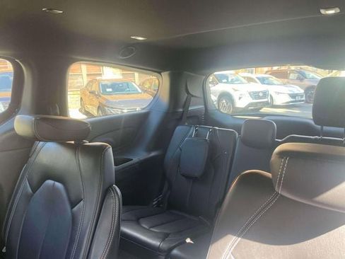 Used 2025 Chrysler Pacifica Select image 13