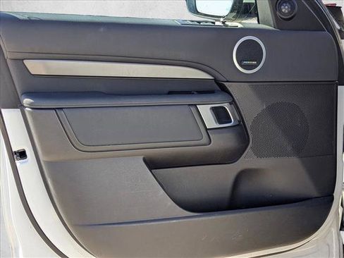 Used 2018 Land Rover Discovery SE image 8