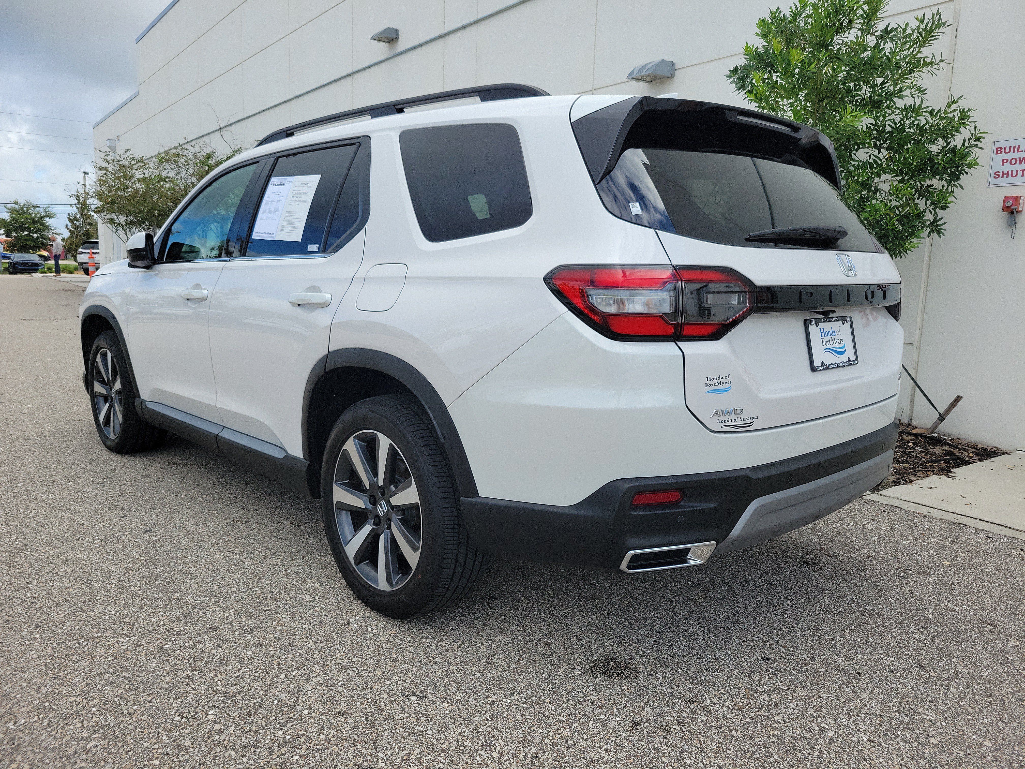 Used 2025 Honda Pilot Touring image 4
