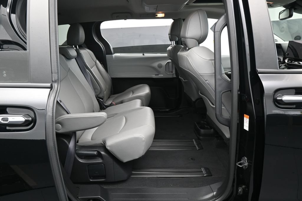 Used 2025 Toyota Sienna XLE w/ XLE Plus Package FWD image 41