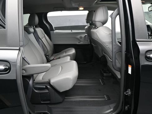 Used 2025 Toyota Sienna XLE w/ XLE Plus Package FWD image 41