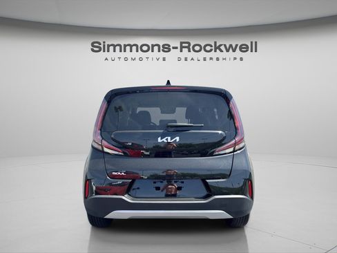 Used 2025 Kia Soul LX w/ LX Technology Package FWD image 4