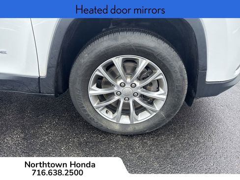 Used 2019 Jeep Cherokee Latitude Plus w/ Comfort/Convenience Group image 14