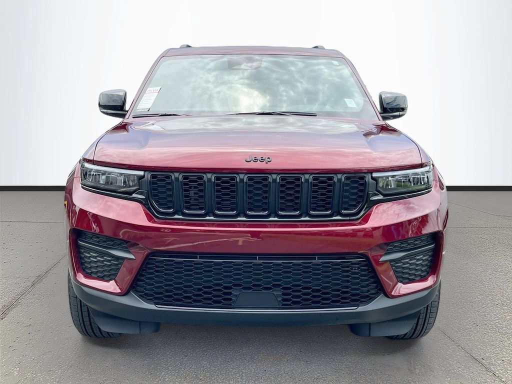 Used 2025 Jeep Grand Cherokee Altitude RWD image 2