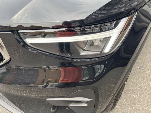 Certified 2025 Volvo XC40 B5 Plus w/ Climate Package image 4