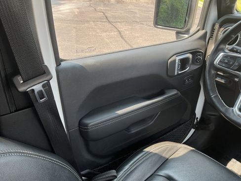 Used 2022 Jeep Wrangler Unlimited Sahara w/ Cold Weather Group image 16