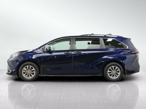 Used 2023 Toyota Sienna XLE AWD/4WD image 2