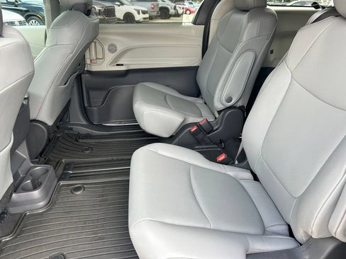 Used 2024 Toyota Sienna XLE FWD image 16