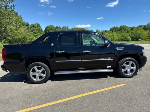 Used 2013 Chevrolet Avalanche LTZ AWD/4WD image 4
