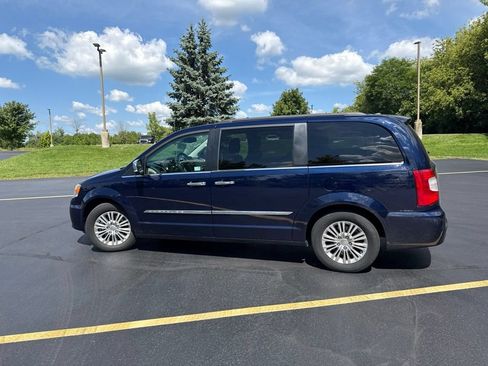 Used 2015 Chrysler Town & Country Touring-L w/ Driver Convenience Group FWD image 3