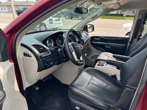 Used 2014 Chrysler Town & Country Touring image 12