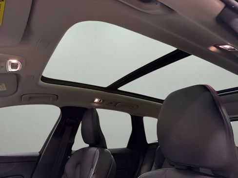 Used 2021 Volvo XC60 T5 Momentum w/ Premium Package image 23