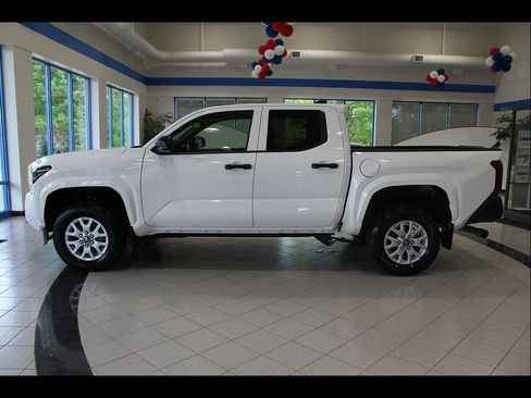 Used 2024 Toyota Tacoma SR AWD/4WD image 8