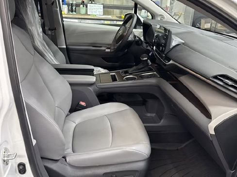 Used 2024 Toyota Sienna XLE image 20