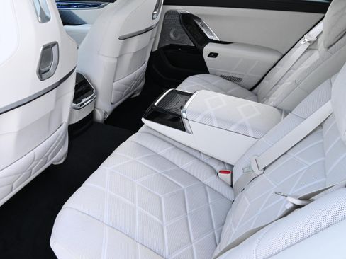 Certified 2024 BMW 760i xDrive w/ Executive Package image 11