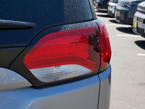 Used 2018 Chrysler Pacifica Limited w/ Tire & Wheel Group FWD image 17