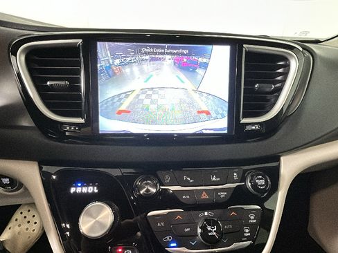 Used 2024 Chrysler Pacifica Touring-L FWD image 23