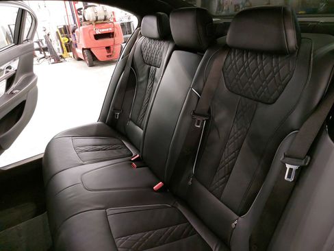 Used 2020 BMW 750i xDrive w/ Executive Package image 15