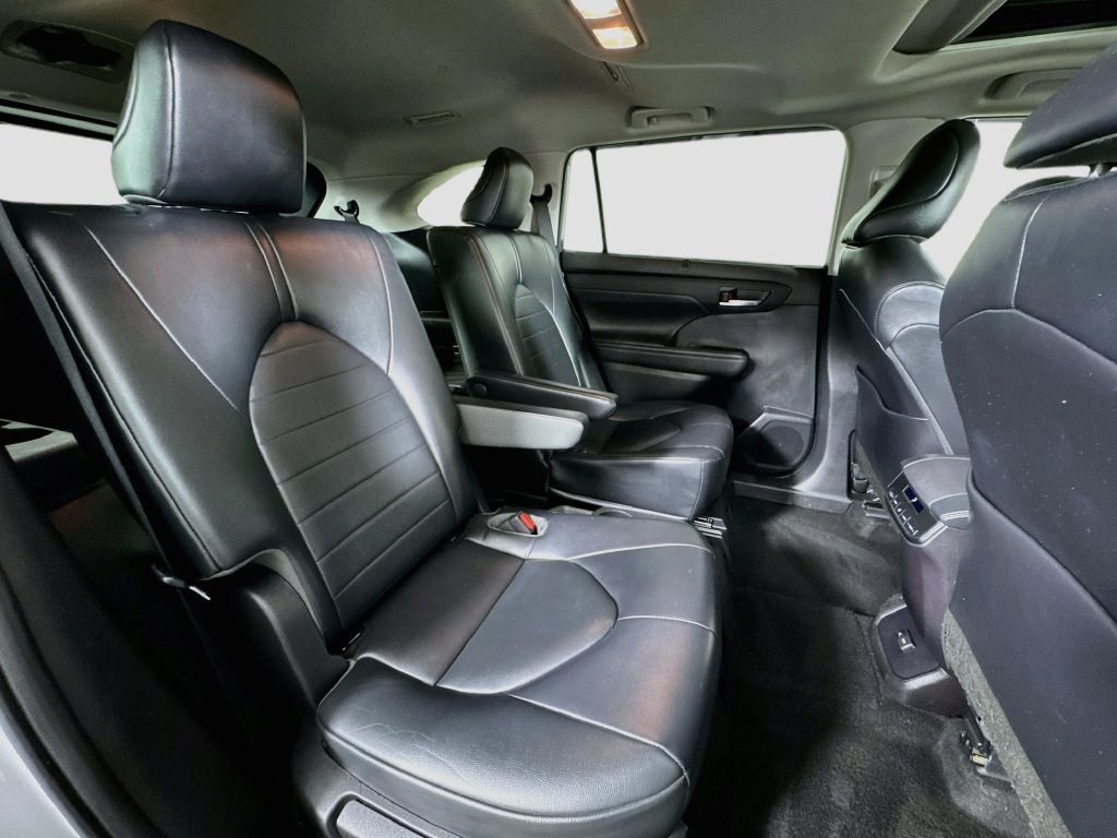 Used 2022 Toyota Highlander XLE AWD/4WD image 29
