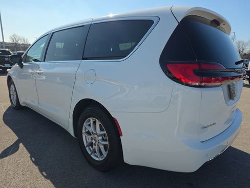 Used 2024 Chrysler Pacifica Touring-L image 7