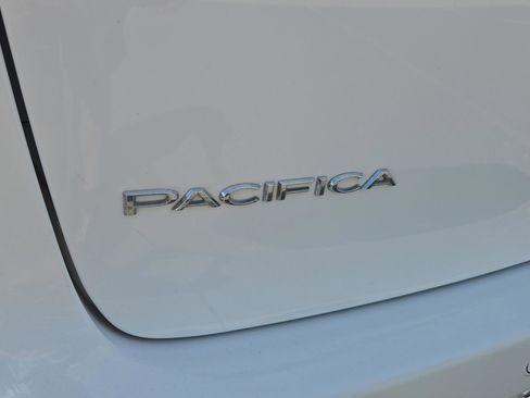 Used 2024 Chrysler Pacifica Touring-L image 5