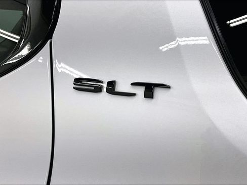Used 2023 GMC Acadia SLT w/ Elevation Edition FWD image 7