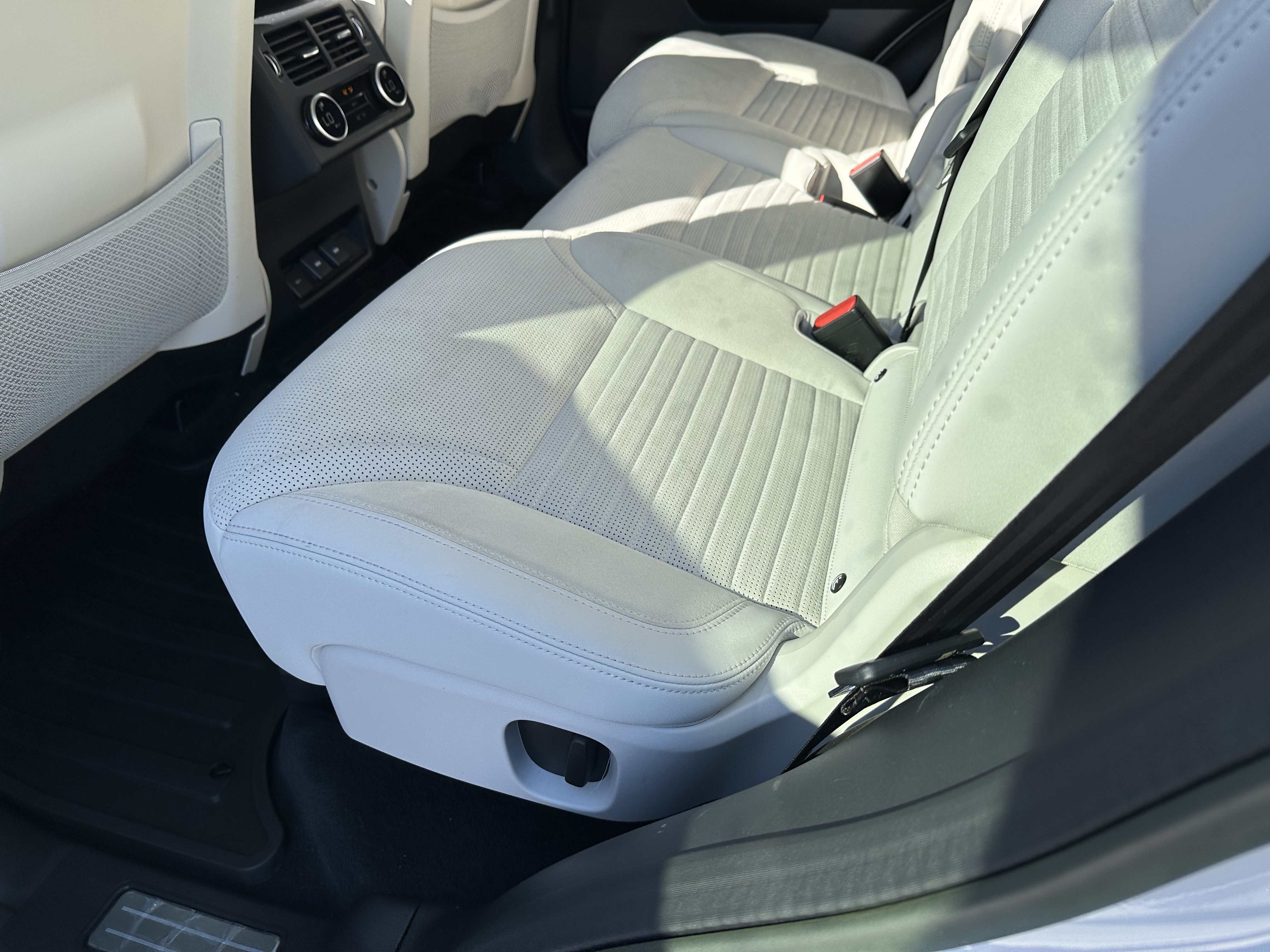 Certified 2023 Land Rover Discovery S AWD/4WD image 32