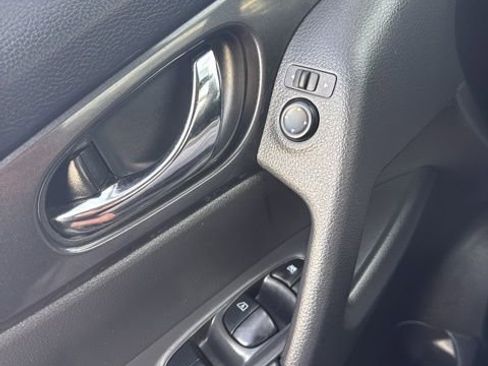 Certified 2020 Nissan Rogue SV image 30