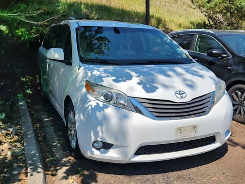 Used 2013 Toyota Sienna XLE FWD image 3