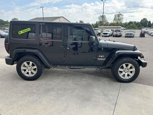 Used 2016 Jeep Wrangler Unlimited Sahara w/ Dual Top Group AWD/4WD image 4