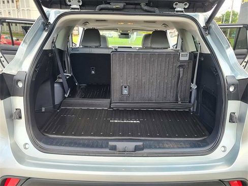 Used 2022 Toyota Highlander XLE image 25