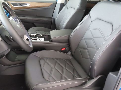 Used 2025 Volkswagen Atlas SE FWD image 11