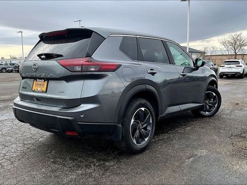 Used 2025 Nissan Rogue SV image 4