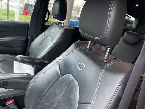 Used 2020 Chrysler Pacifica Touring-L Plus image 9