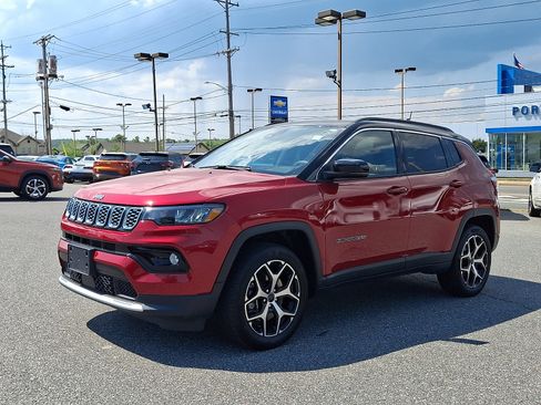 Used 2025 Jeep Compass Limited w/ Sun & Sound Group AWD/4WD image 3