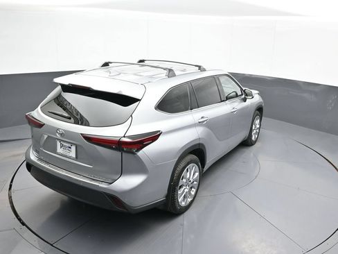 Certified 2024 Toyota Highlander Limited AWD/4WD image 40