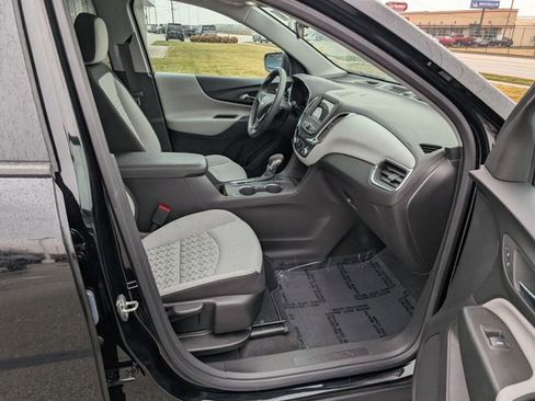 Used 2023 Chevrolet Equinox LS w/ LS Convenience Package image 4