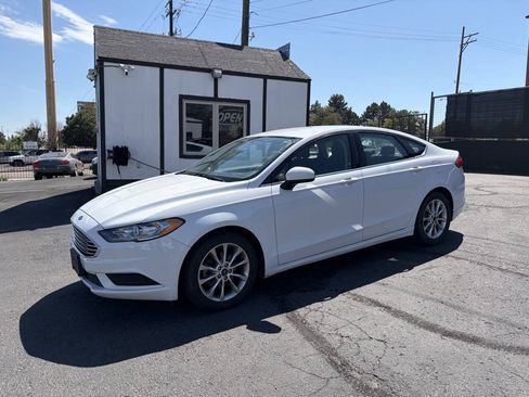 Used 2017 Ford Fusion SE FWD image 1