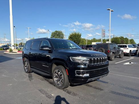 Used 2023 Jeep Wagoneer Series III w/ Preferred Equipment Group AWD/4WD image 7